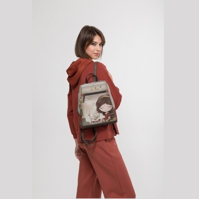 Mochila bege com ilustração de rapariga e texto Anekke