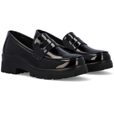 Sapatos pretos tipo mocassim em couro brilhante com sola preta grossa