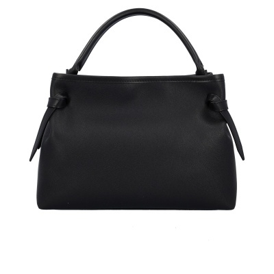 Mala preta de mão com design simples em fundo branco