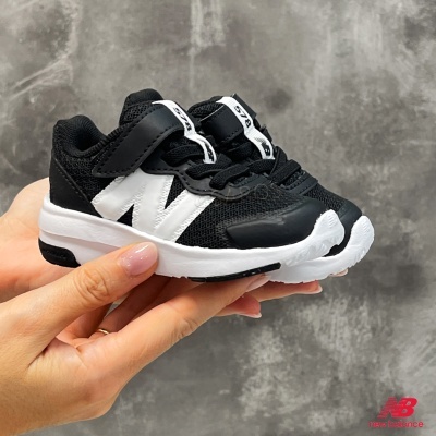 Ténis New Balance infantis pretos e brancos com sola branca e fecho de velcro