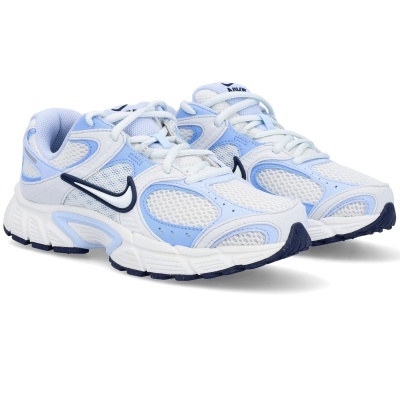 Sapatilhas de desporto brancas e azuis com logo Nike e sola exterior azul escura em fundo branco