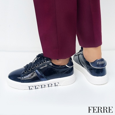 Ténis baixos azul escuro de verniz com sola branca e detalhes FERRE