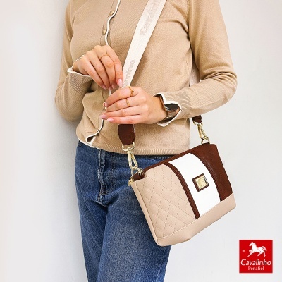 Mala transversal em pele bege, branca e castanha com padrão matelassé e alça larga de tecido