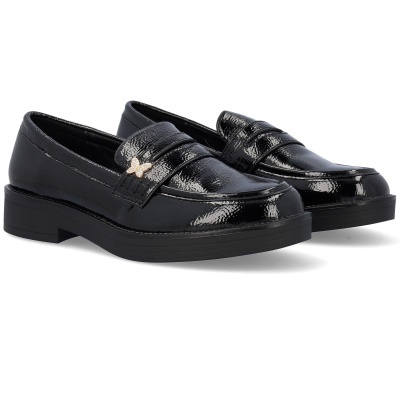 Sapatos mocassim pretos em verniz com detalhe dourado em borboleta
