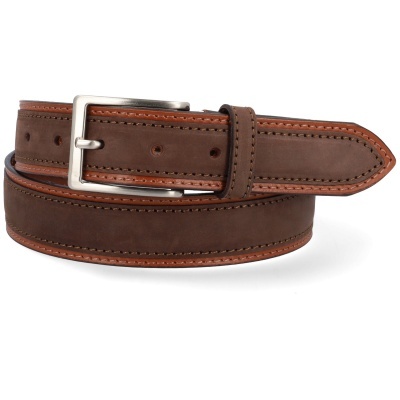 Cinto masculino de couro castanho escuro com fivela metálica