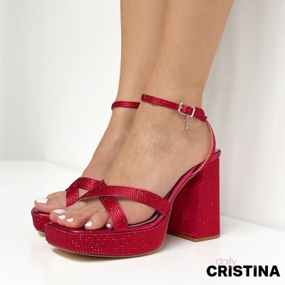 Sandálias de salto alto vermelho com tiras cruzadas e fivela