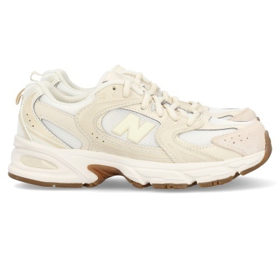 Ténis New Balance bege e branco com sola castanha e logótipo N