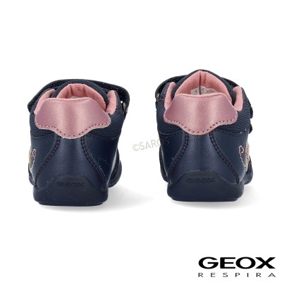 Par de sapatos de bebé azul escuro com detalhes rosa da marca GEOX vistos de trás