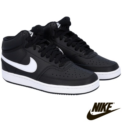 Tênis desportivos Nike preto com swoosh branco e sola branca