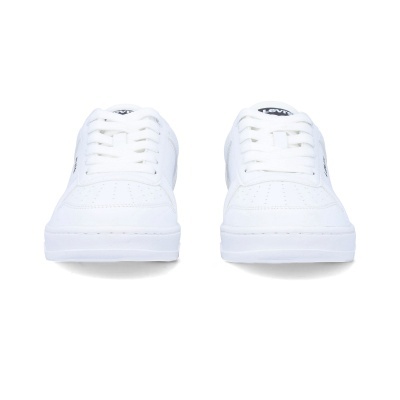 Par de sapatos brancos estilo ténis com atacadores e logo Levis