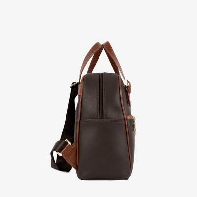 Mochila castanho escuro com alças em pele castanha vista de lado