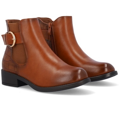 Botins castanhos em pele com salto baixo e fivela dourada