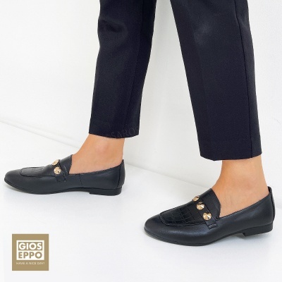 Sapatos mocassim pretos em pele com detalhes dourados e textura tipo crocodilo