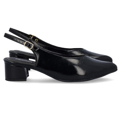 Sapatos de salto baixo em verniz preto com fivela dourada