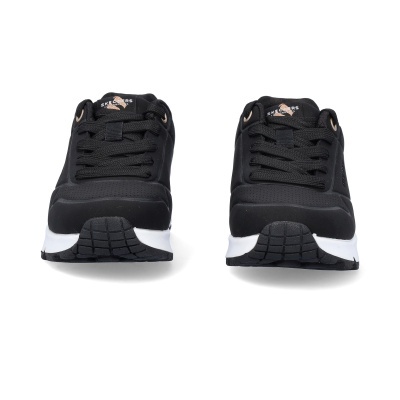 Ténis pretos Skechers com detalhes dourados e sola branca