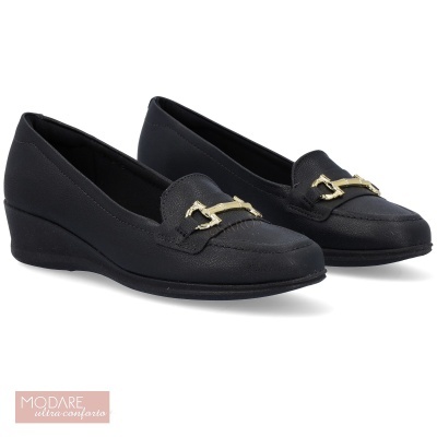 mocassins femininos pretos com detalhe metálico dourado