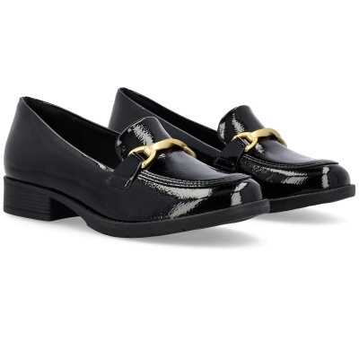 Mocassins pretos em verniz com detalhe dourado e salto baixo.