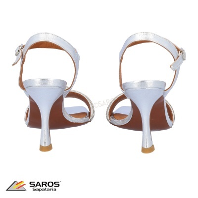 Sandálias femininas prateadas de salto médio visto de trás