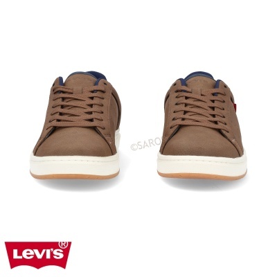 Ténis Levi's castanhos com sola branca em fundo branco