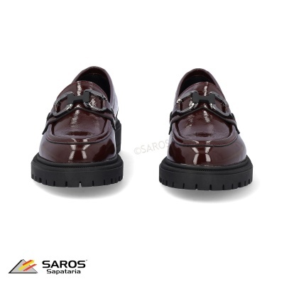 Sapatos loafer de verniz castanho escuro com sola preta e aplicação metálica prateada