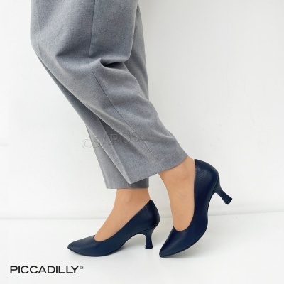 Sapatos de salto médio azul escuro com textura fina e calças cinza claro