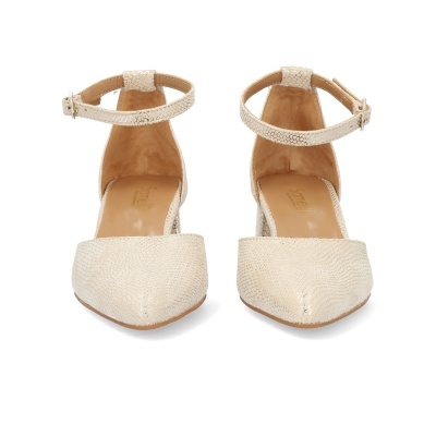 Sapatos de salto alto creme com tira no tornozelo em fundo branco