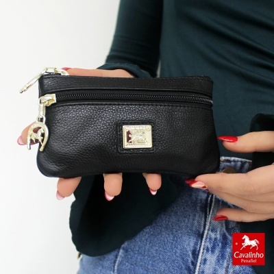Carteira pequena em pele preta com fechos dourados e placa Cavalinho Portugal
