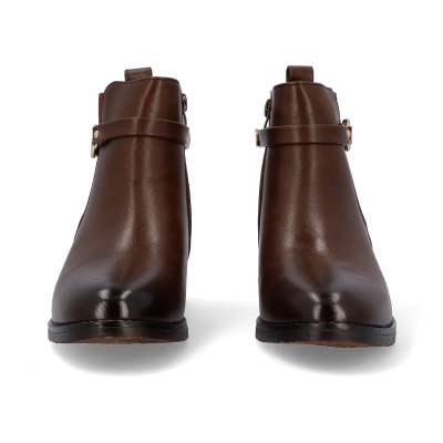 Botins castanhos de couro com fivela dourada