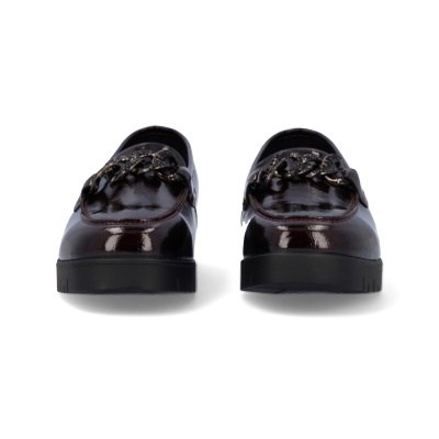 Sapatos mocassim de pele castanha com corrente metálica