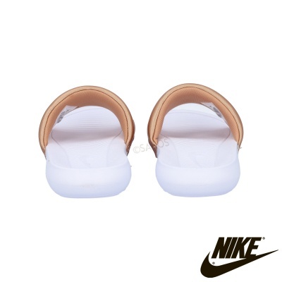 Chinelos desportivos Nike brancos com parte superior castanha em fundo branco