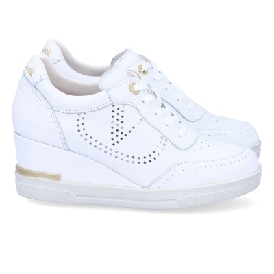 Ténis brancos de senhora em pele com padrão de perfurações