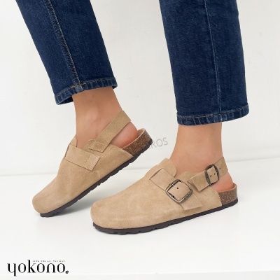 Sapatos mule em camurça bege com fivela metálica