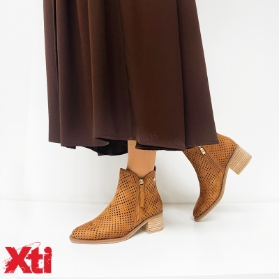 Botas de pele camel perfurada com fecho dourado lateral e salto médio em bloco.