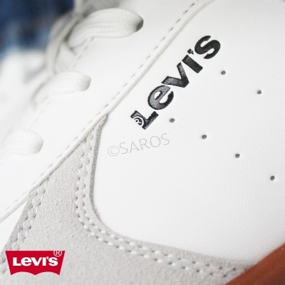 Ténis Levi's branco com detalhes cinzentos e logótipo preto