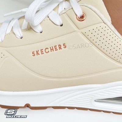 Ténis Skechers bege com atacadores brancos e sola branca