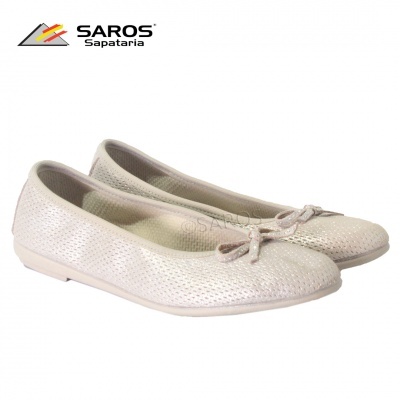 Sapatilhas femininas bege claro com textura perfurada e laço, sobre fundo branco