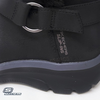 Sapato preto Skechers modelo SLIP-INS com sola preta e detalhe de fivela metálica
