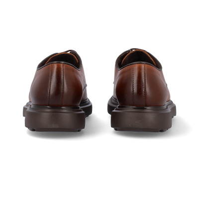 Sapatos de senhora castanhos em couro com sola preta vista traseira