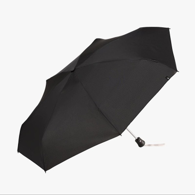 Guarda-chuva preto aberto com estrutura metálica e punho preto sobre fundo branco