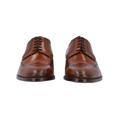 Sapatos castanhos de couro com atacadores pretos