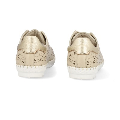 Sapatos femininos bege com recortes florais e acabamento dourado