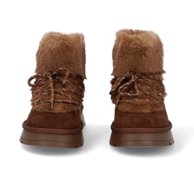 Botas castanhas com pelo e atacadores em fundo branco