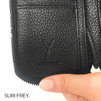 Carteira preta em pele granulada com logótipo SURI FREY e fecho