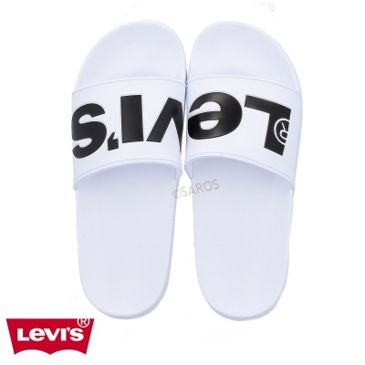 Chinelos Levi's brancos com logo preto na tira superior