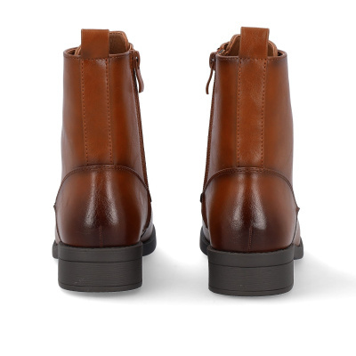 Botins castanhos em couro vistos de trás