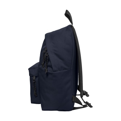 mochila azul escura com bolso frontal e alças pretas