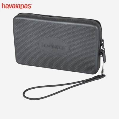 Bolsa pequena preta com alça, logotipo havaianas
