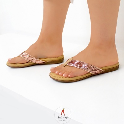 Chinelos rose gold brilhante com sola bege em uso