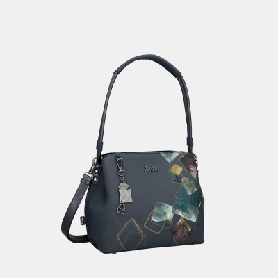 Mala preta em pele sintética com padrão geométrico colorido e pendente metálico