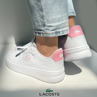 Ténis Lacoste brancos com detalhes rosa e logo de crocodilo rosa